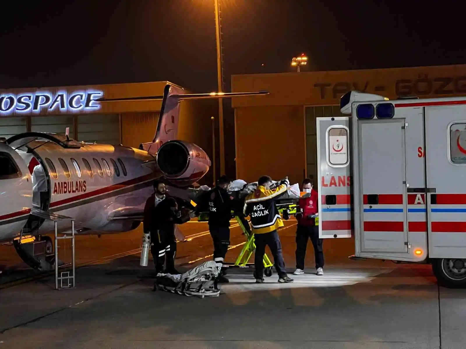 Umre'de rahatsızlanan 2 Türk vatandaşı ambulans uçakla Türkiye'ye getirildi