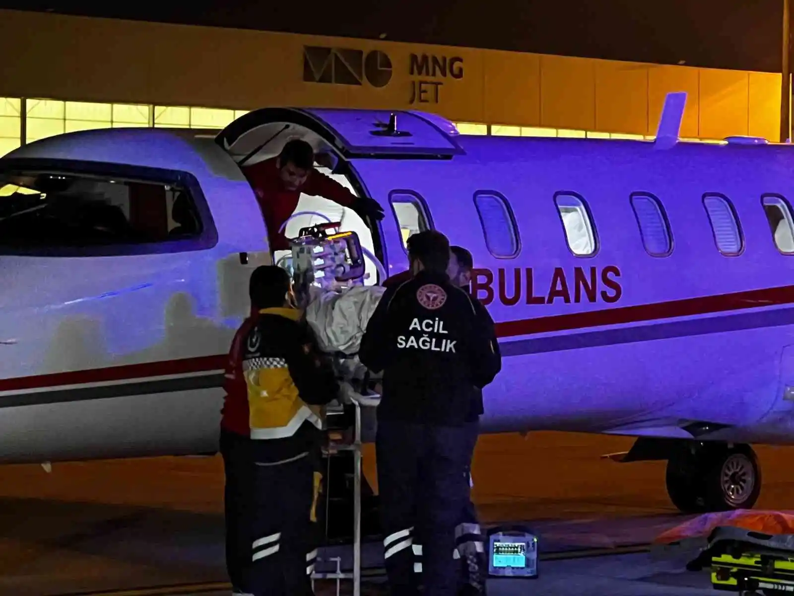 Umre’de rahatsızlanan 2 Türk vatandaşı ambulans uçakla Türkiye’ye getirildi