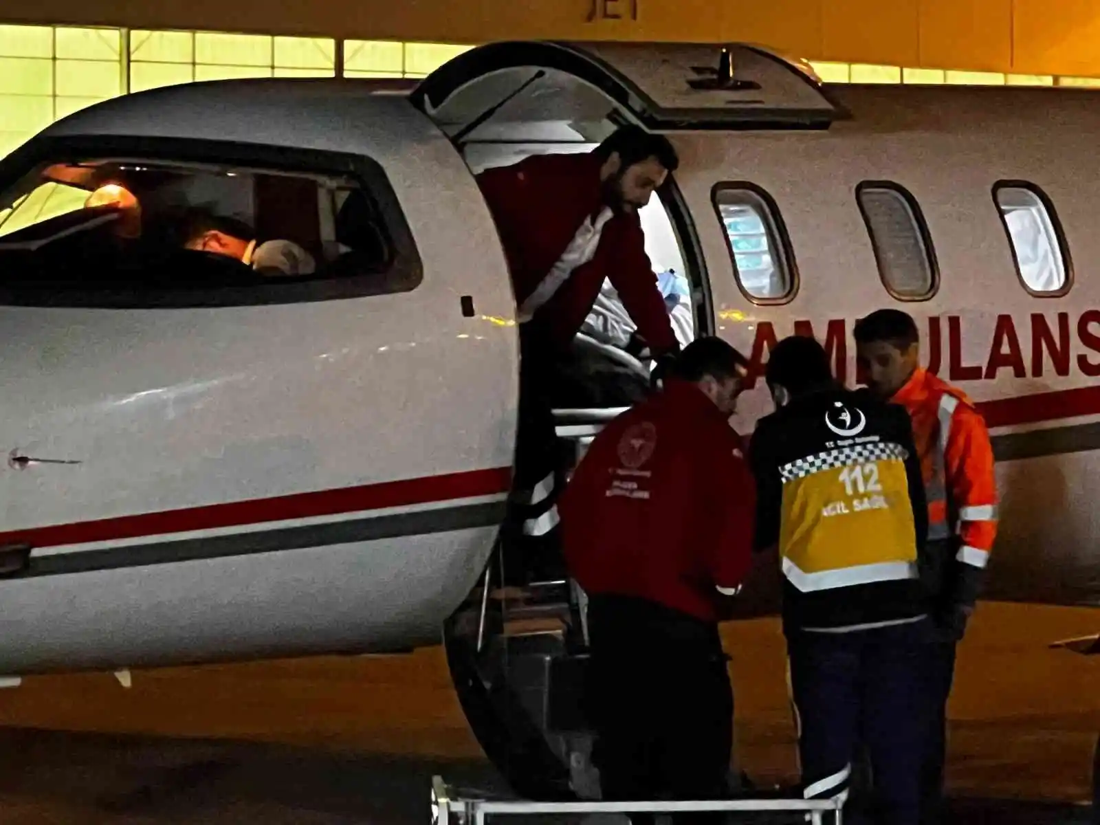 Umre’de rahatsızlanan 2 Türk vatandaşı ambulans uçakla Türkiye’ye getirildi