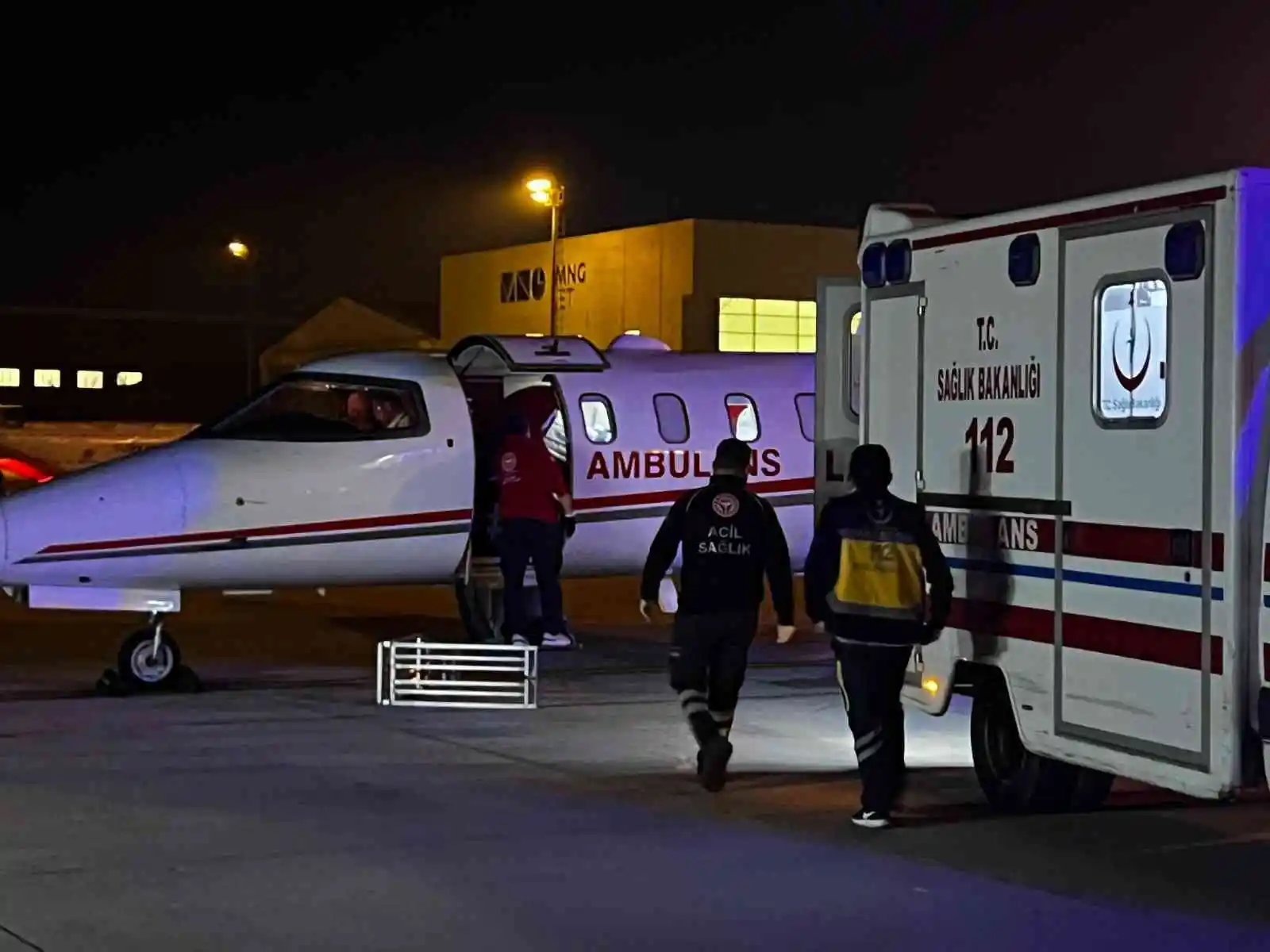 Umre’de rahatsızlanan 2 Türk vatandaşı ambulans uçakla Türkiye’ye getirildi