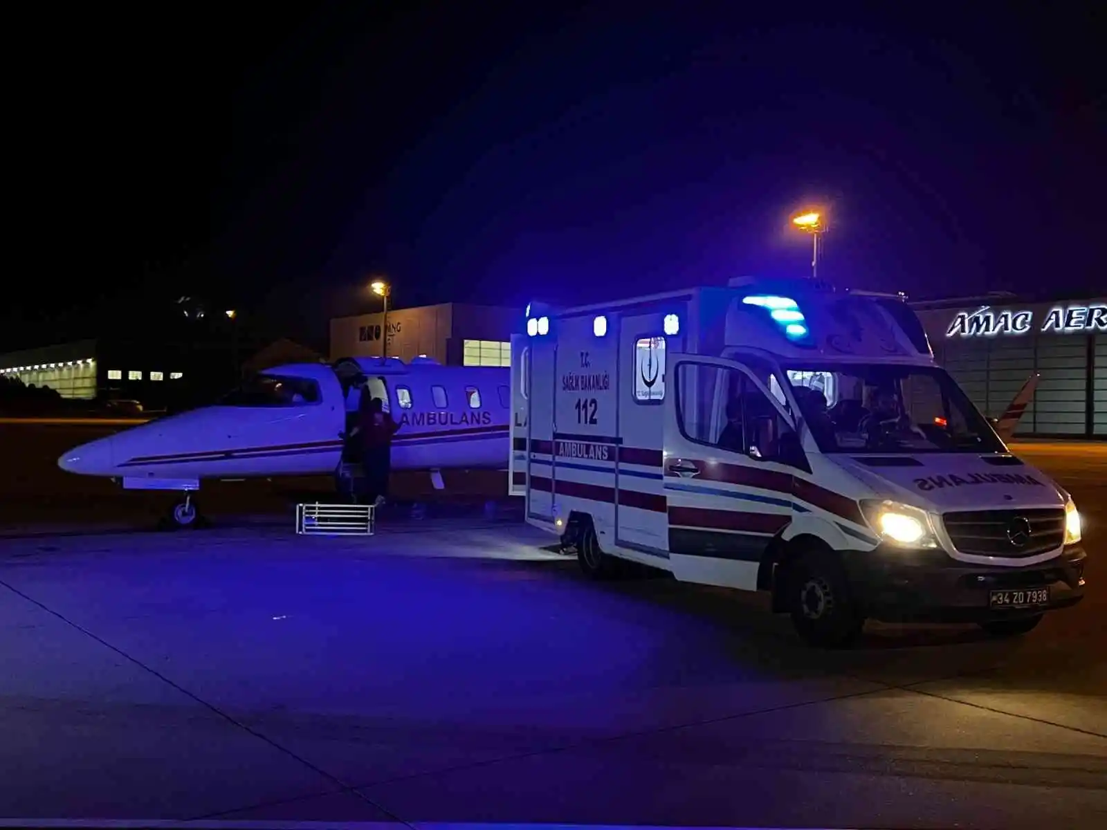 Umre’de rahatsızlanan 2 Türk vatandaşı ambulans uçakla Türkiye’ye getirildi