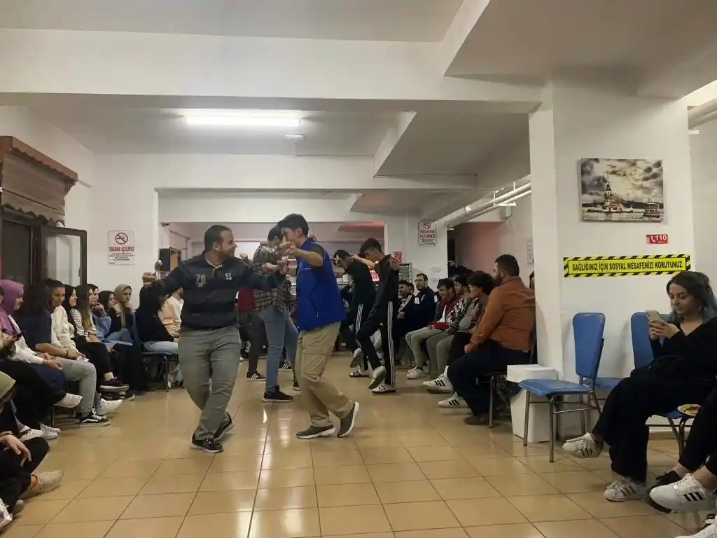 Üniversite öğrencileri bu gecede moral depoladı