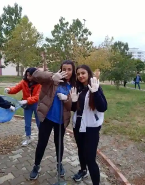 Üniversite öğrencileri kampüsü temizledi