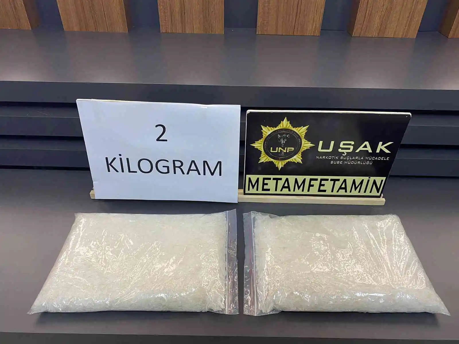 Uşak'ta 1 milyon değerinde 2 kilo metamfetamin yakalandı