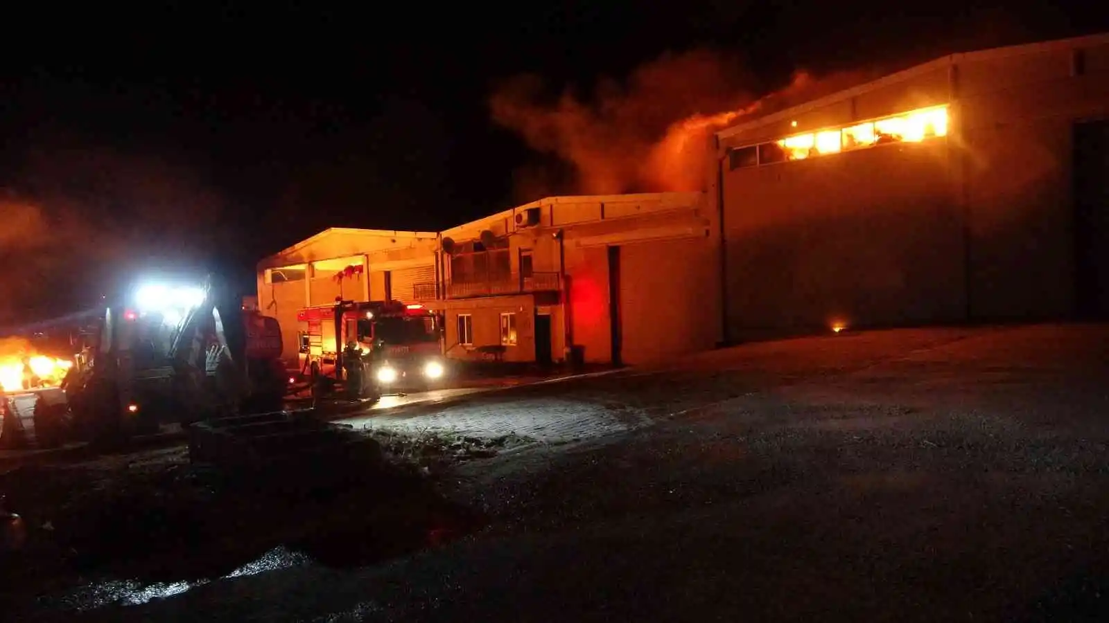 Uşak’taki depo yangınına müdahale sürüyor