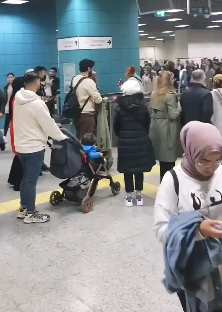 Üsküdar Marmaray'da seferler durduruldu, yolcular peronlardan dışarı çıktı