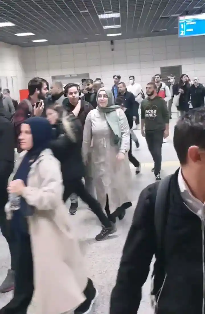 Üsküdar Marmaray’da seferler durduruldu, yolcular peronlardan dışarı çıktı