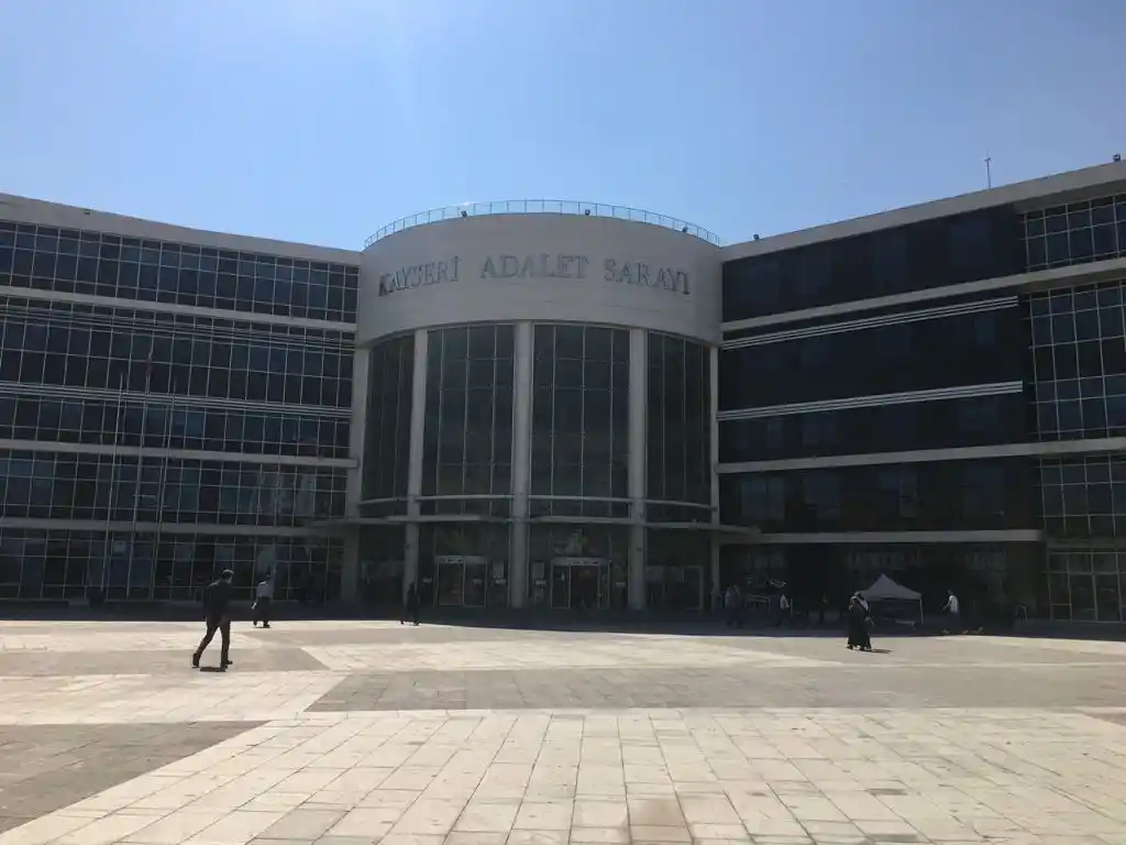 Üzerine otomobil düşen işçinin davasında 2 sanığa zorla getirme kararı
