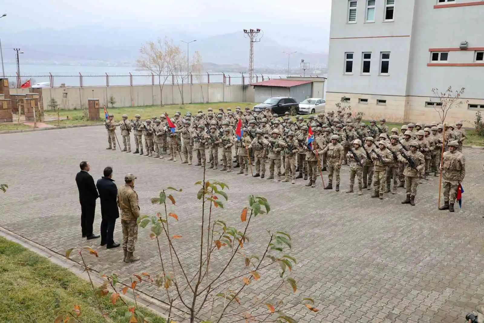 Vali Çağatay, JÖH ve komandolarla buluştu
