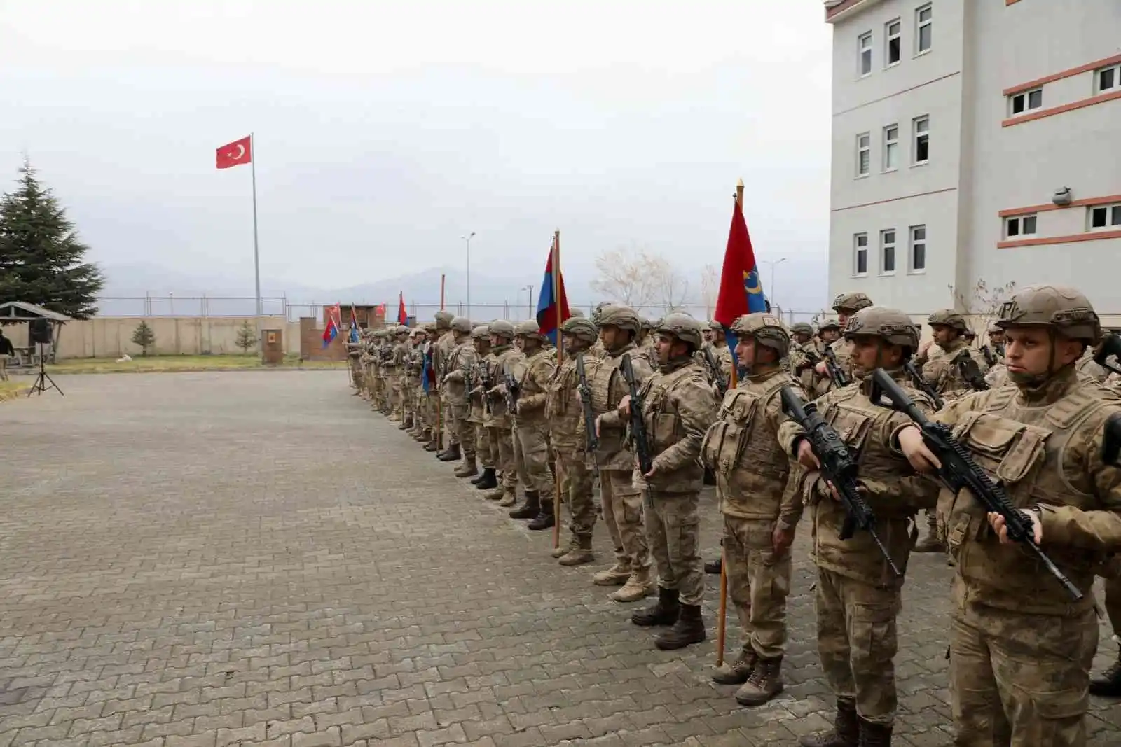 Vali Çağatay, JÖH ve komandolarla buluştu
