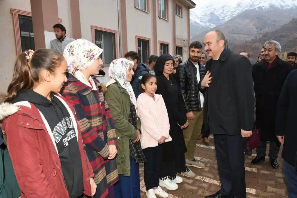 Vali Canalp, Sason’da iki günde 50 köyü dolaştı