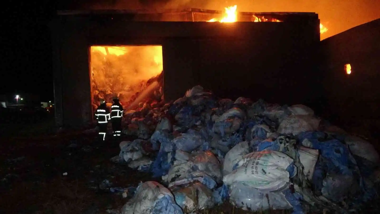 Vali Ergün, “20’ye yakın ekip yangına müdahale ediyor”
