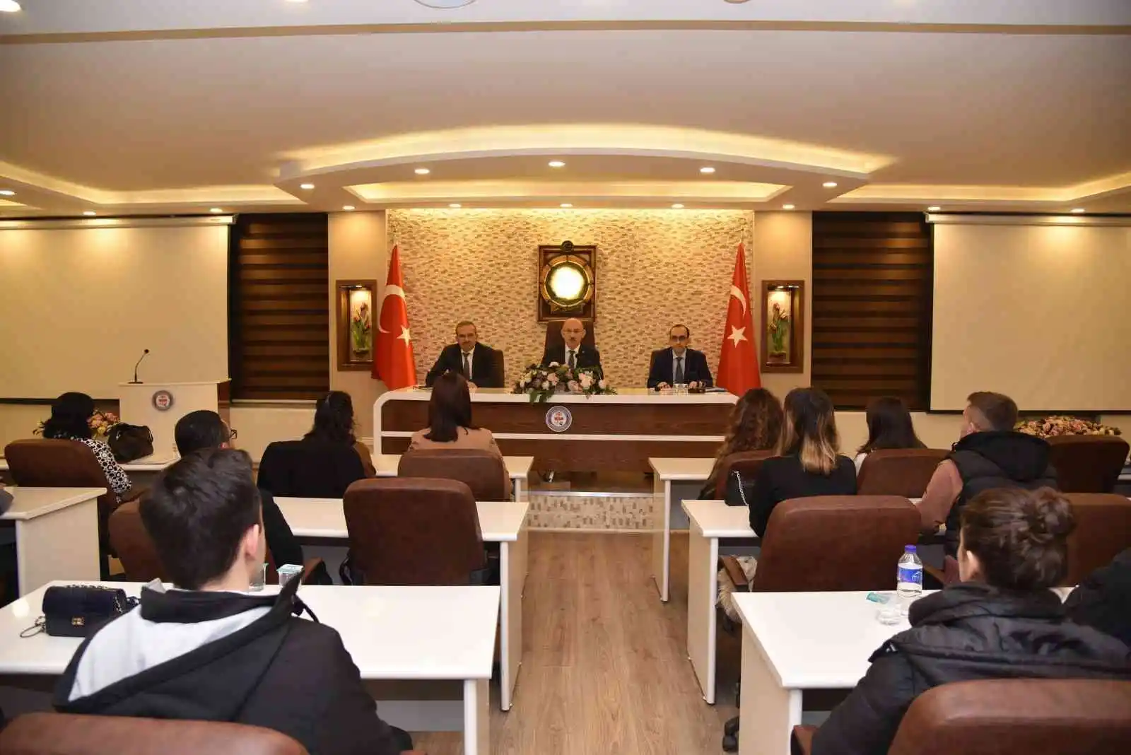 Vali Karadeniz, Manisa'da göreve yeni başlayan kamu personeliyle buluştu
