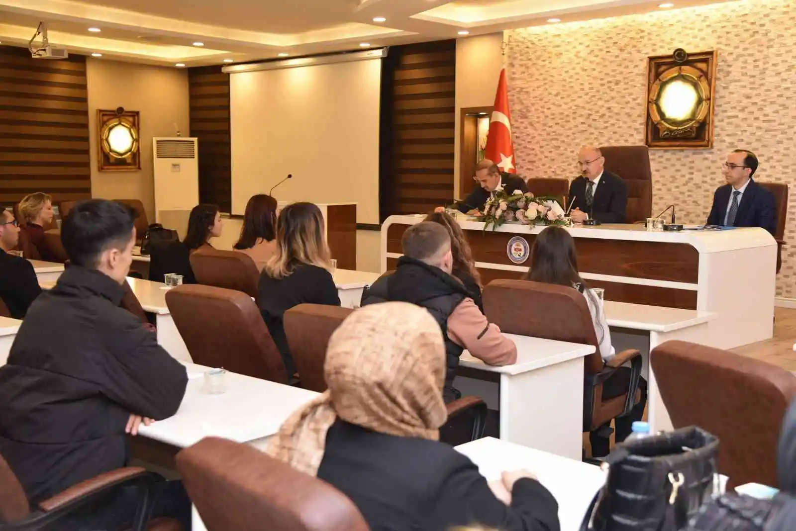 Vali Karadeniz, Manisa’da göreve yeni başlayan kamu personeliyle buluştu
