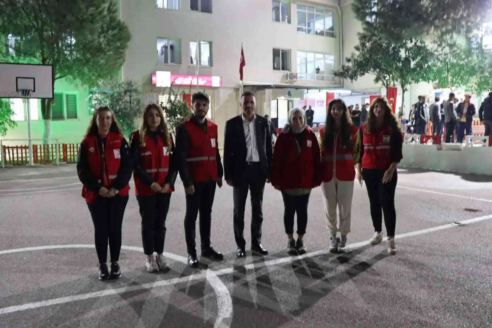 Vali Karadeniz öğrencilerle birlikte tatbikata katıldı
