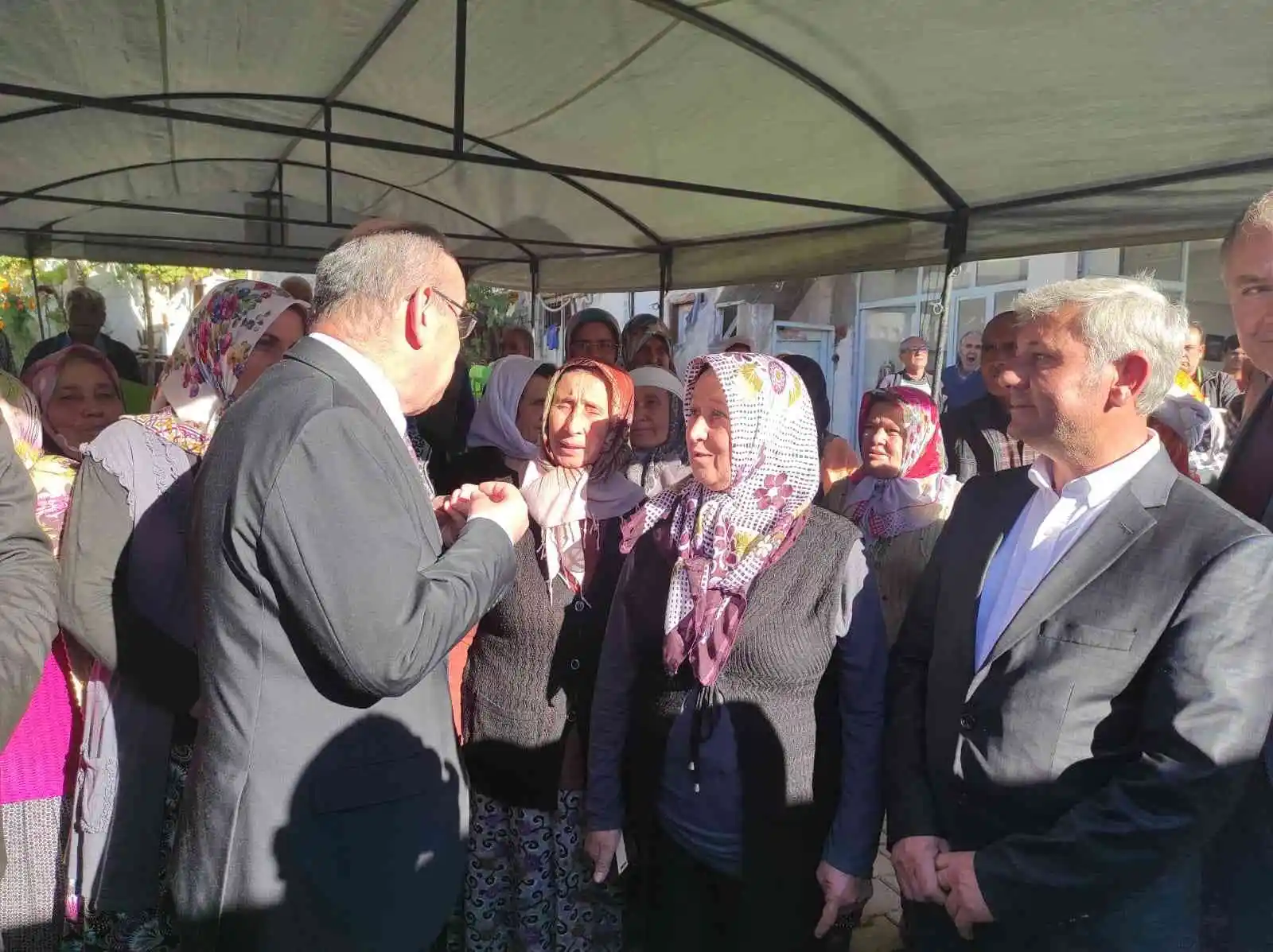 Vali Karadeniz Selendi'de vatandaşları dinledi