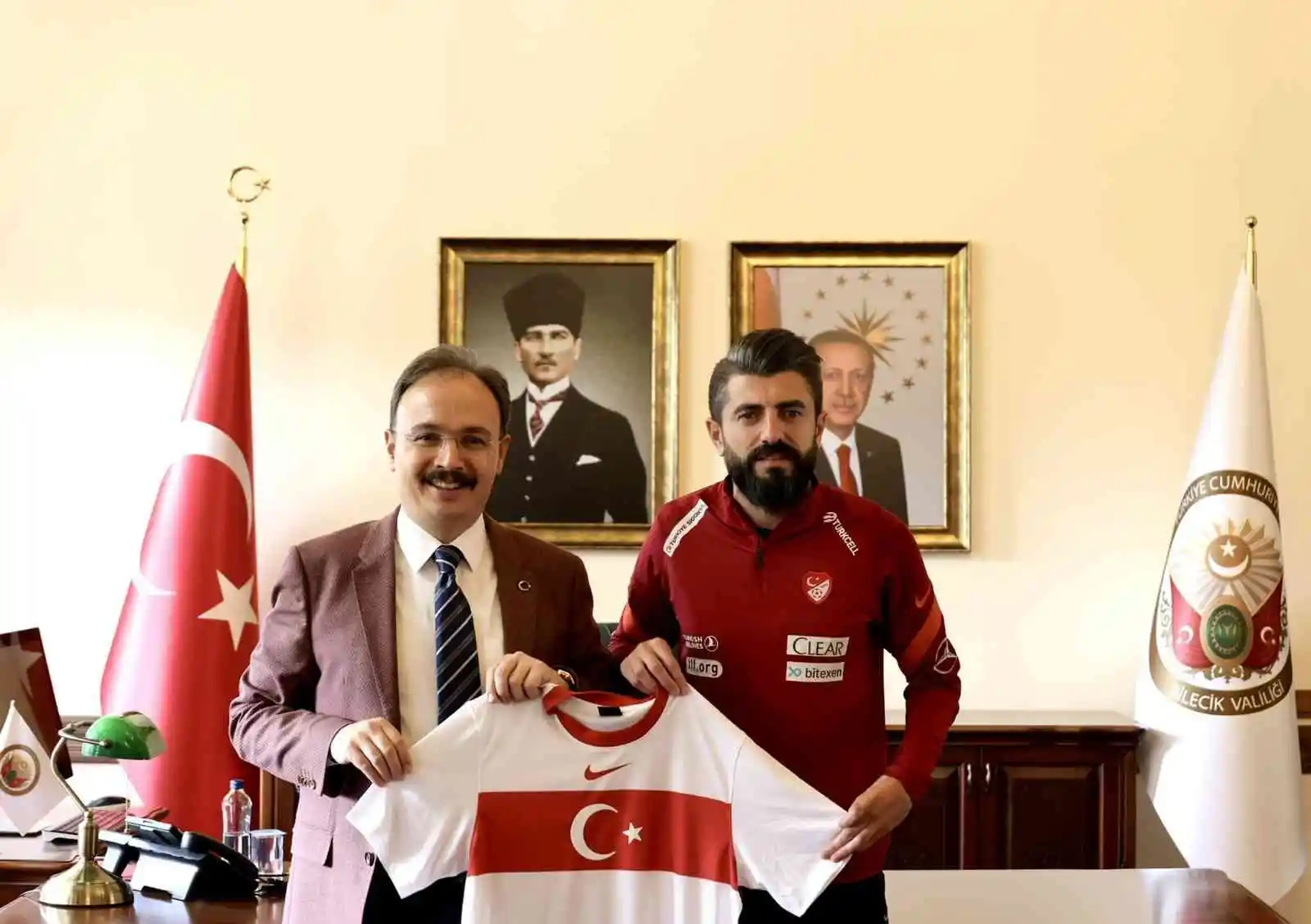 Vali Kızılkaya, Bilecik'in gurur kaynağı kaleciyi kutladı
