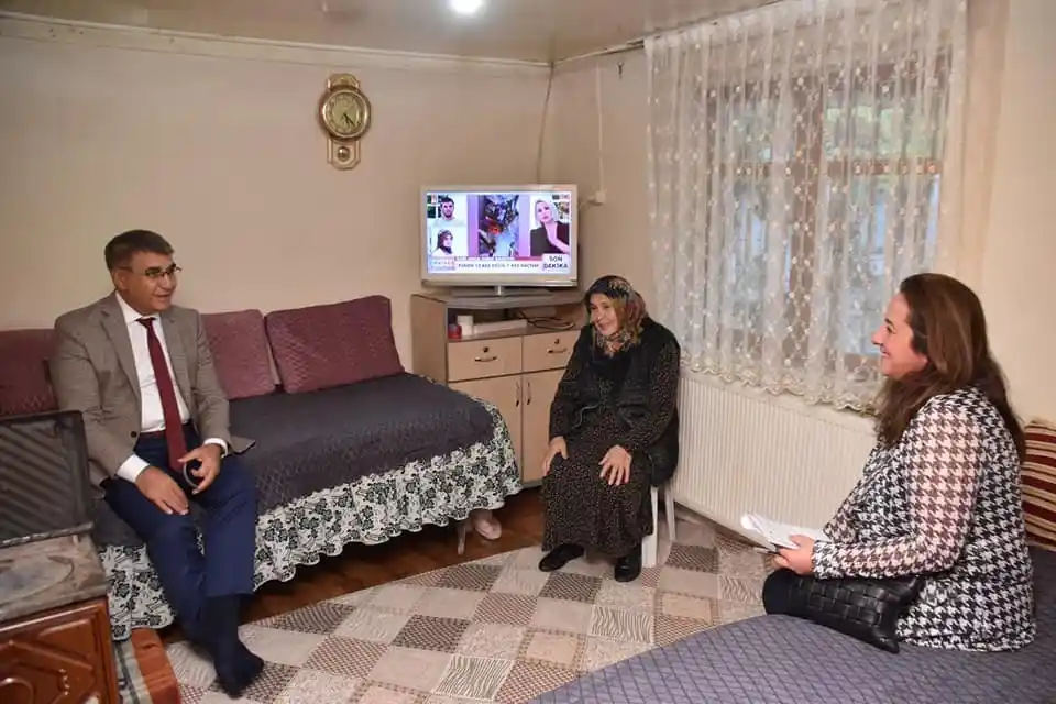 Vali vatandaşları evinde ziyaret etti