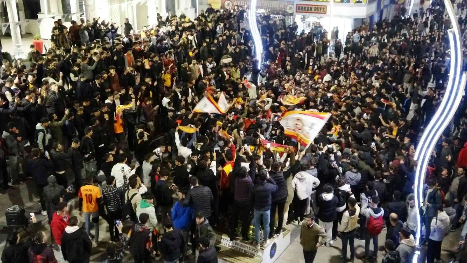 Van’da Galatasaraylı taraftarların derbi coşkusu
