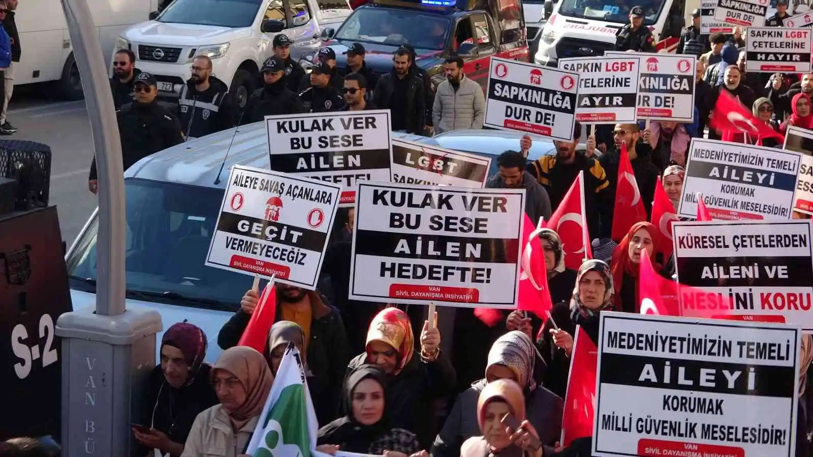 Van’da LGBT karşıtı yürüyüş yapıldı