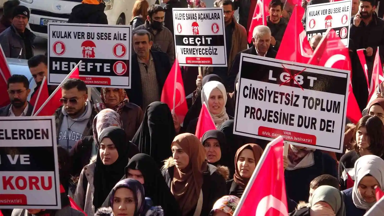 Van’da LGBT karşıtı yürüyüş yapıldı