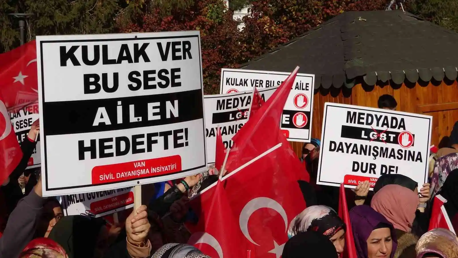 Van’da LGBT karşıtı yürüyüş yapıldı