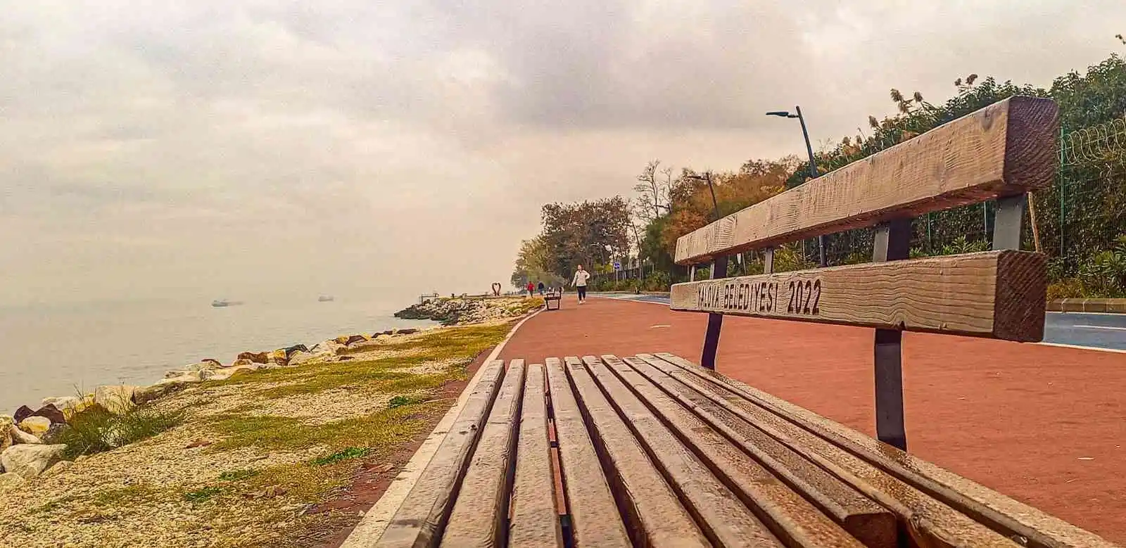 Yalova Belediyesi Doğu Sahil Bandındaki bankları yenilendi