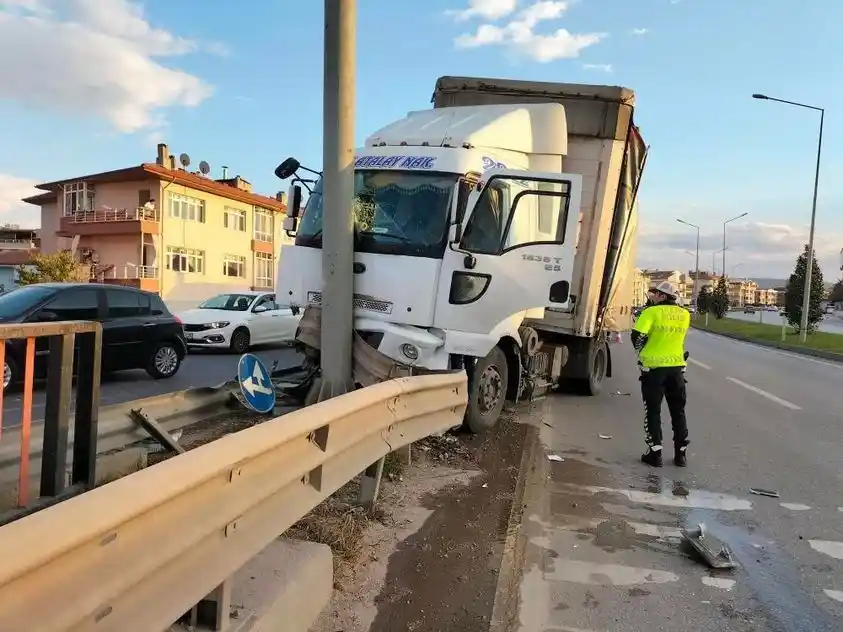 Yalova'da kontrolden çıkan tır yön tabelası direğine çarptı
