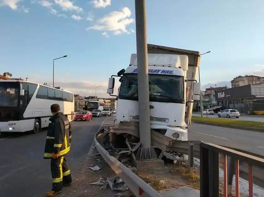 Yalova’da kontrolden çıkan tır yön tabelası direğine çarptı