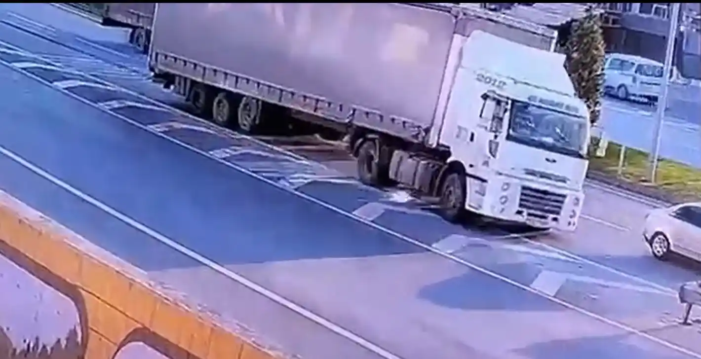 Yalova’da kontrolden çıkan tır yön tabelası direğine çarptı