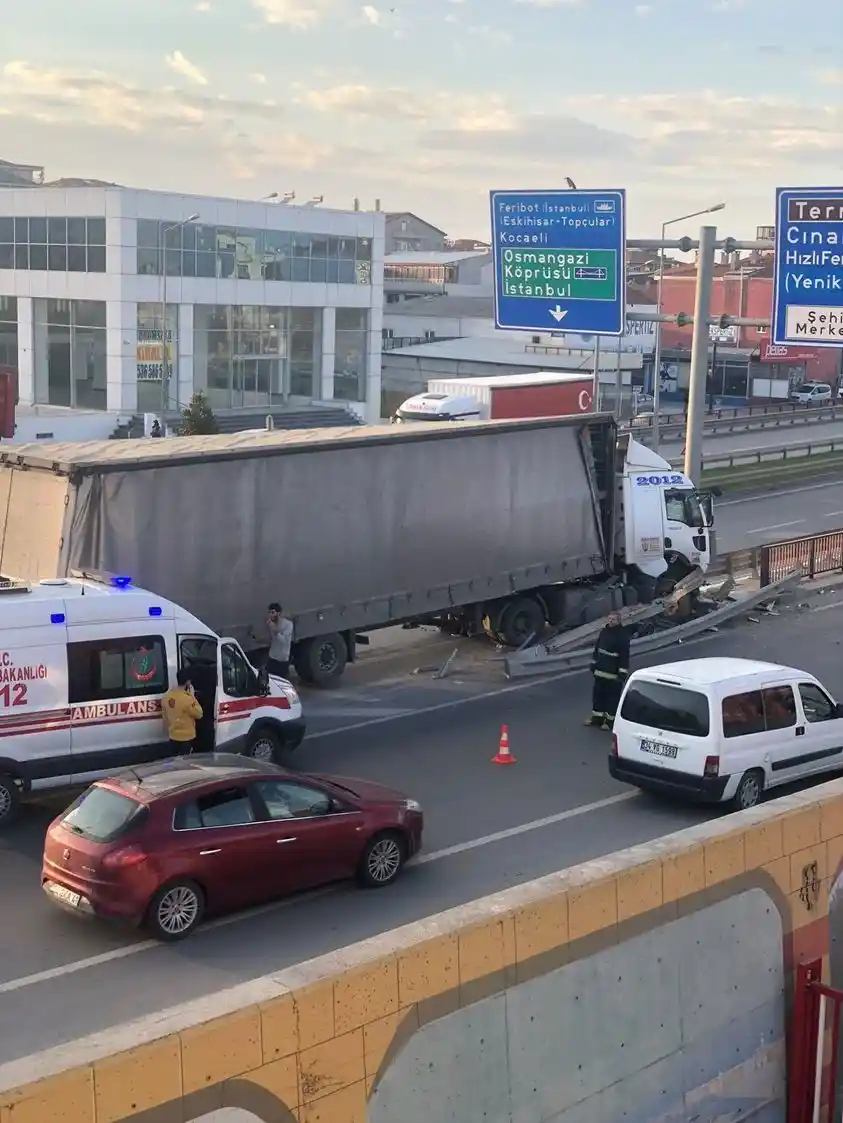 Yalova’da kontrolden çıkan tır yön tabelası direğine çarptı