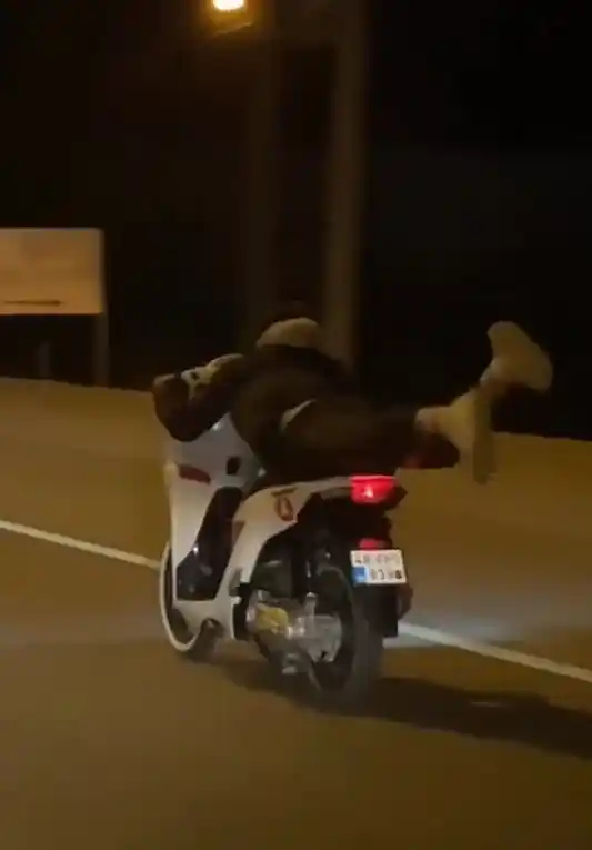 Yatarak motosiklet kullandı