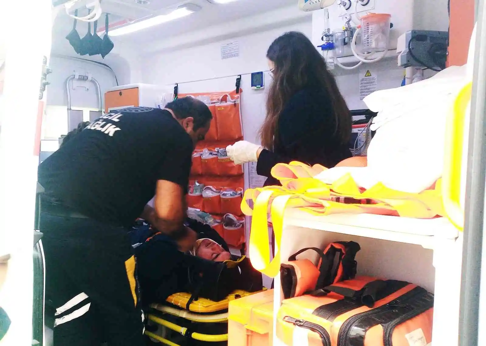 Yaya geçidinde motosikletlinin engelli vatandaşa çarptığı anlar kamerada