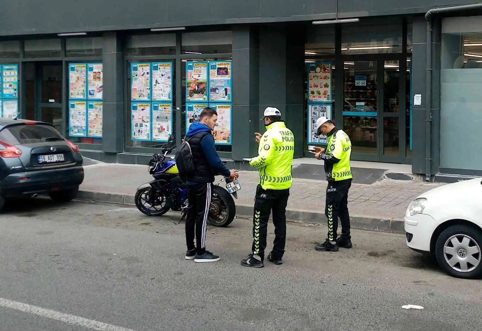 Yaya geçidinde motosikletlinin engelli vatandaşa çarptığı anlar kamerada