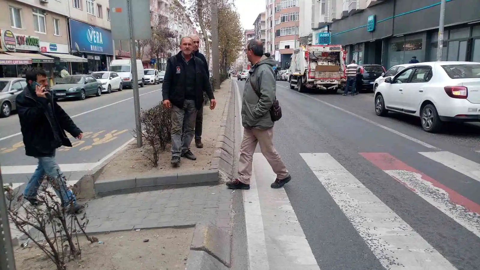 Yaya geçidinde motosikletlinin engelli vatandaşa çarptığı anlar kamerada