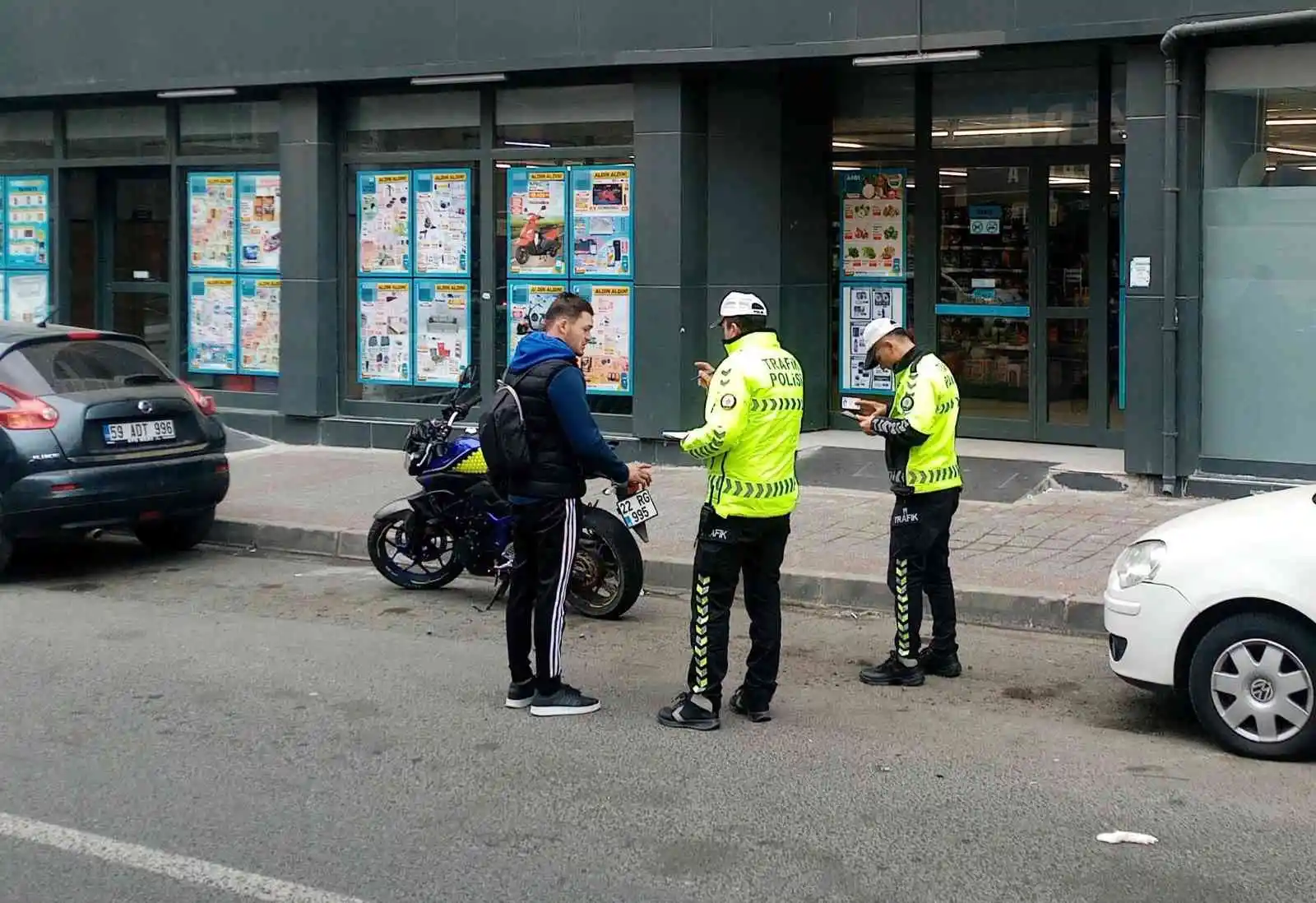Yaya geçidinde motosikletlinin engelli vatandaşa çarptığı anlar kamerada