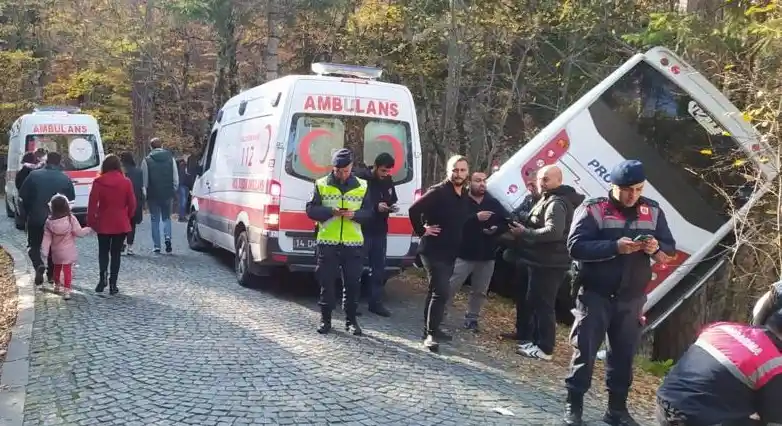 Yedigöller'de tur midibüsü ağaçların üzerine devrildi: 8 yaralı
