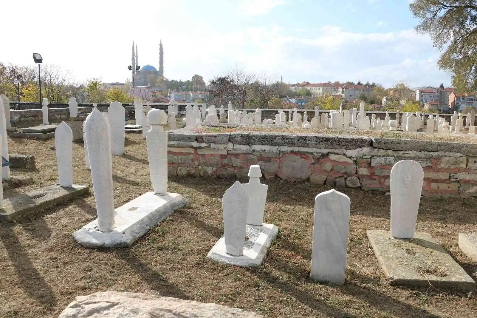 Yıpranan asırlık mezar taşları onarıldı