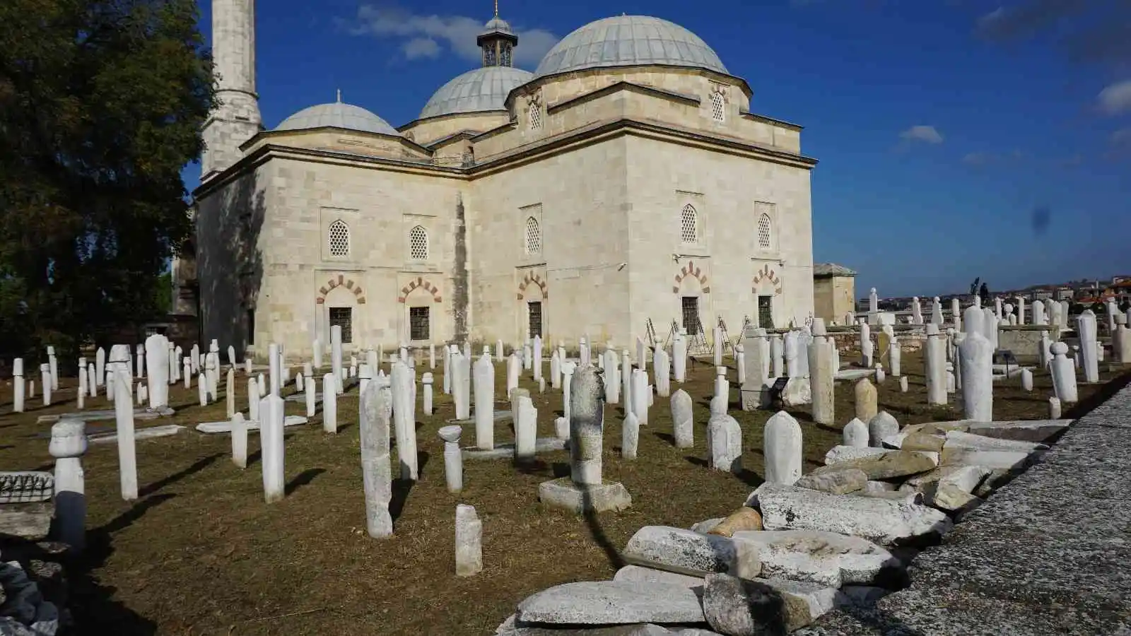 Yıpranan asırlık mezar taşları onarıldı