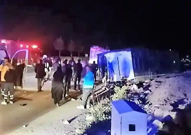 Yolcu otobüsü hafriyat kamyonuyla çarpıştı; 2'si ağır 12 yaralı
