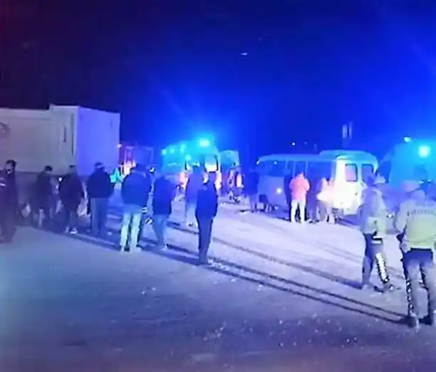 Yolcu otobüsü hafriyat kamyonuyla çarpıştı; 2’si ağır 12 yaralı