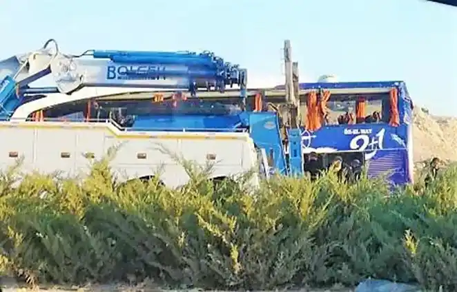 Yolcu otobüsü hafriyat kamyonuyla çarpıştı; 2’si ağır 12 yaralı