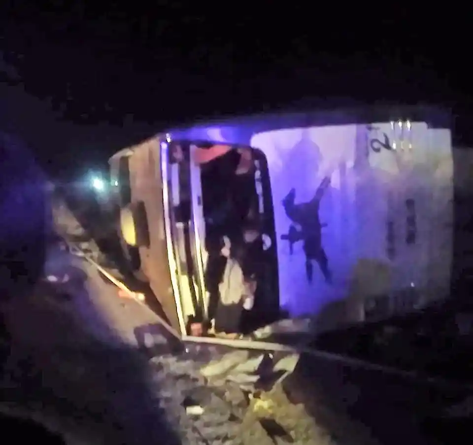 Yolcu otobüsü hafriyat kamyonuyla çarpıştı; 2’si ağır 12 yaralı