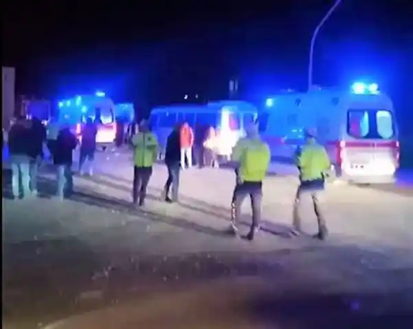 Yolcu otobüsü hafriyat kamyonuyla çarpıştı; 2’si ağır 12 yaralı