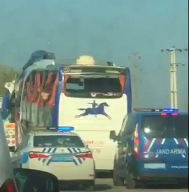 Yolcu otobüsü hafriyat kamyonuyla çarpıştı; 2’si ağır 12 yaralı