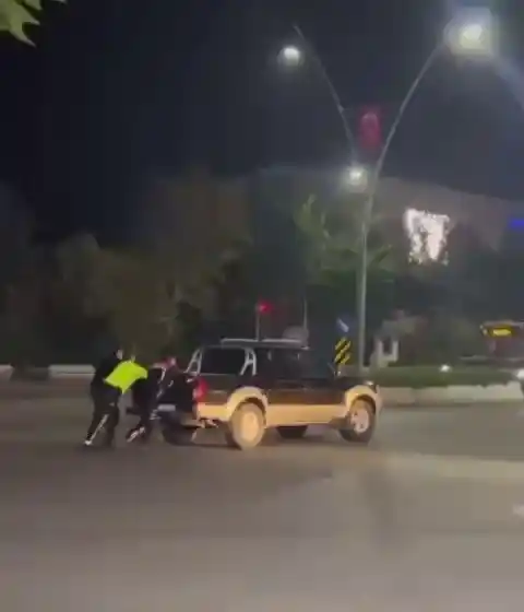 Yolda kalan aracın imdadına polis ekipleri yetişti