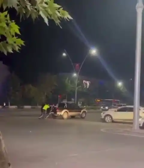 Yolda kalan aracın imdadına polis ekipleri yetişti