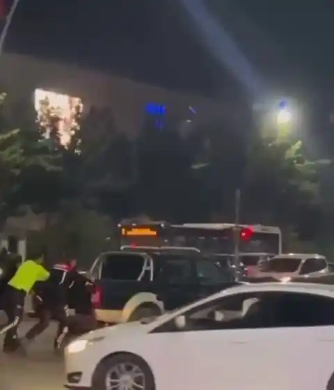 Yolda kalan aracın imdadına polis ekipleri yetişti