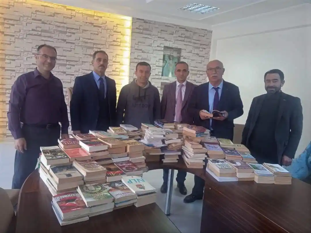 Yozgat'ta özel güvenlik görevlisi bine yakın kitabını bağışladı

