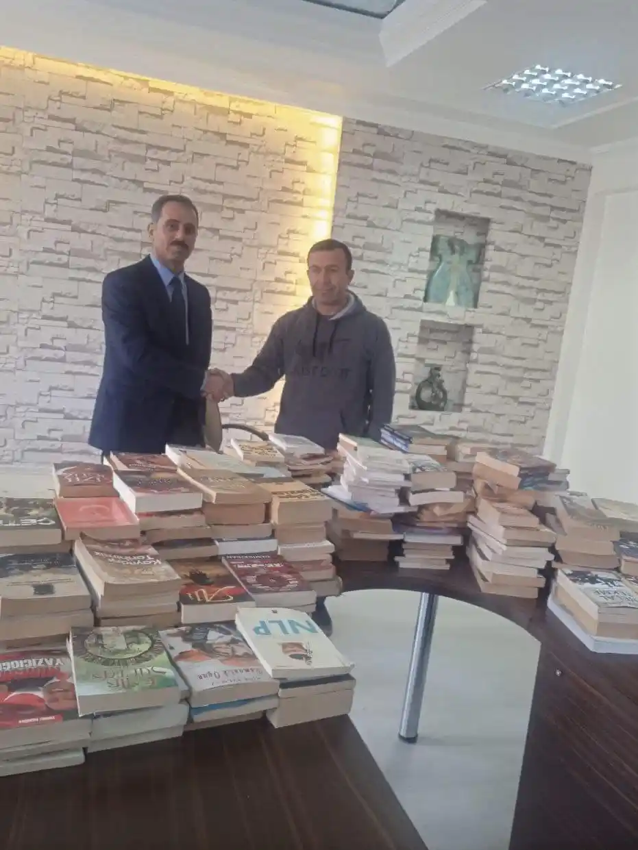 Yozgat’ta özel güvenlik görevlisi bine yakın kitabını bağışladı
